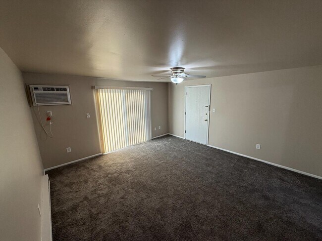 Building Photo - 591 Coyne St