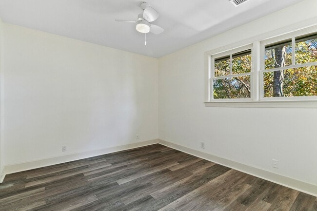 Building Photo - 552 Savannah Hwy