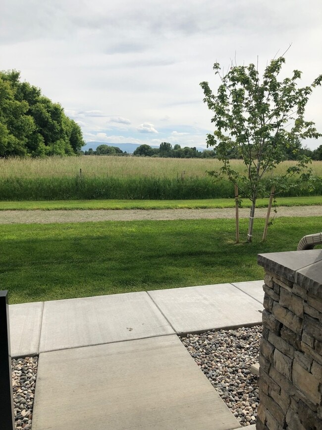 Building Photo - 3 Bedroom, 2 1/2 Bathroom Townhouse -2 weeks free rent with 1-year lease-