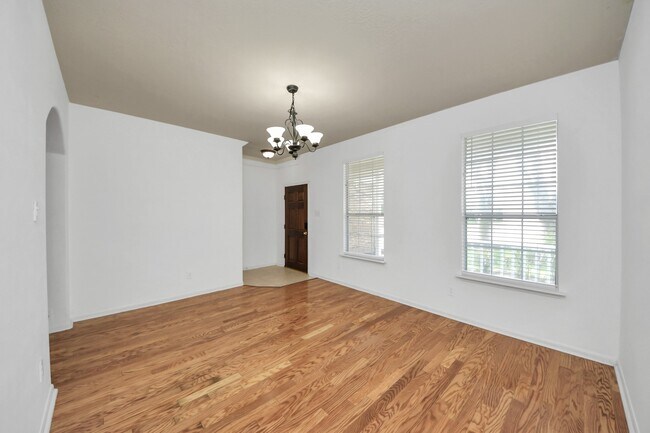 Building Photo - 13114 Oak Ledge Dr
