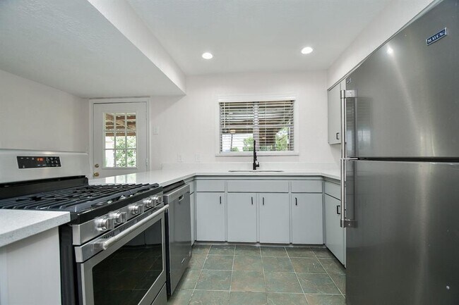 Building Photo - 7602 Turquoise Ln