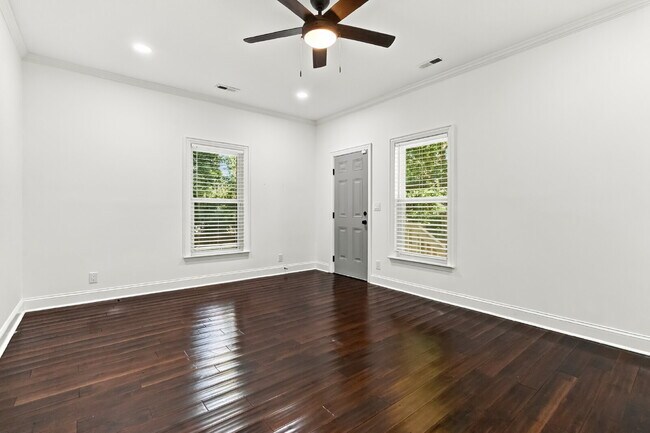 Building Photo - Updated Cottage 5 mins from Uptown Charlotte!