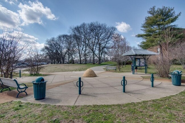 Building Photo - Awesome 2BE/2BA condo located in the heart of Sylvan Park community!