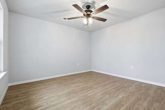 Building Photo - Fully Updated 2 Bedroom Duplex in Convenient Broken Arrow Location