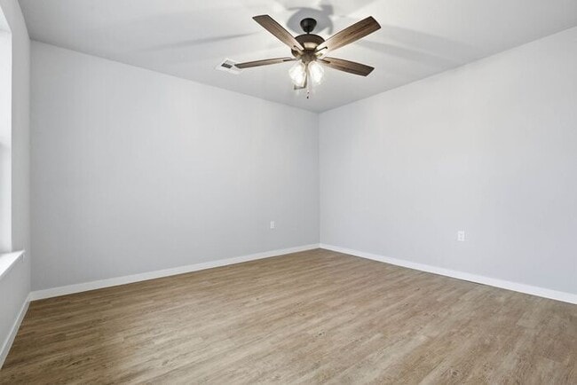 Building Photo - Move In Special! Lawn Care Included! Fully Remodeled 2/1/1