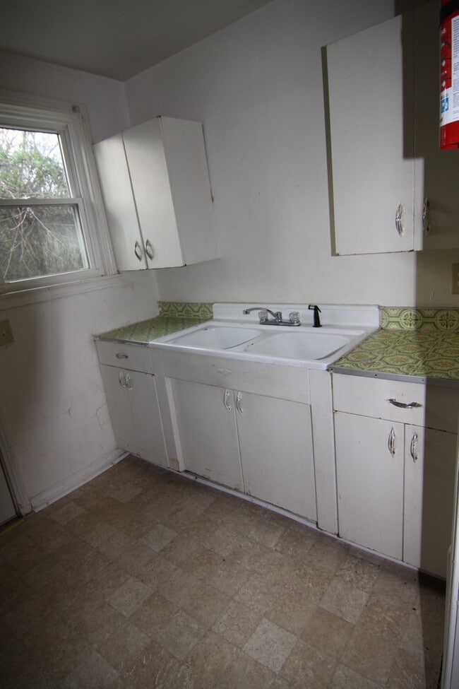Building Photo - 2 Bedroom Home For Rent Near APSU!