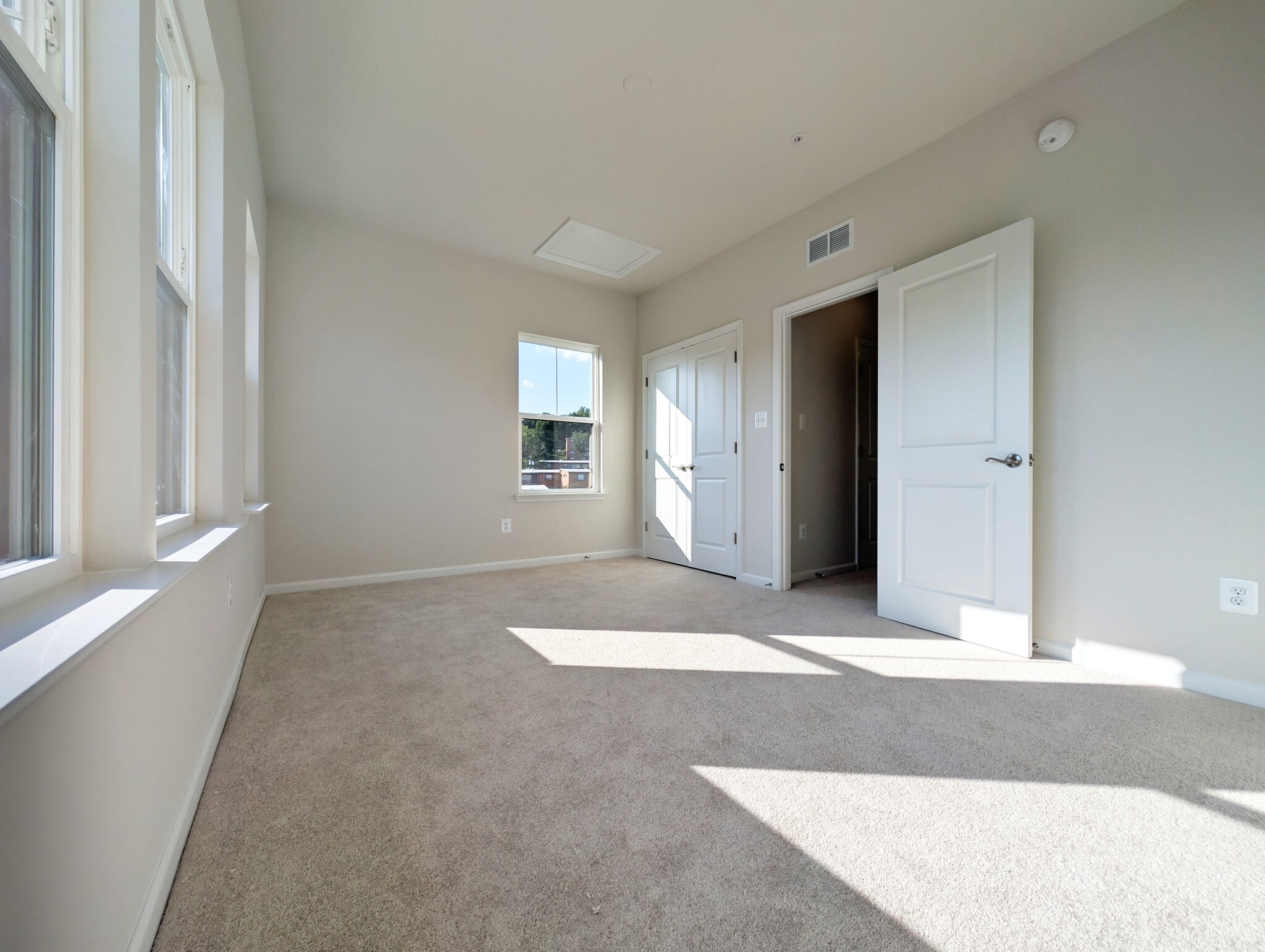 Building Photo - 6119 Northwest Dr