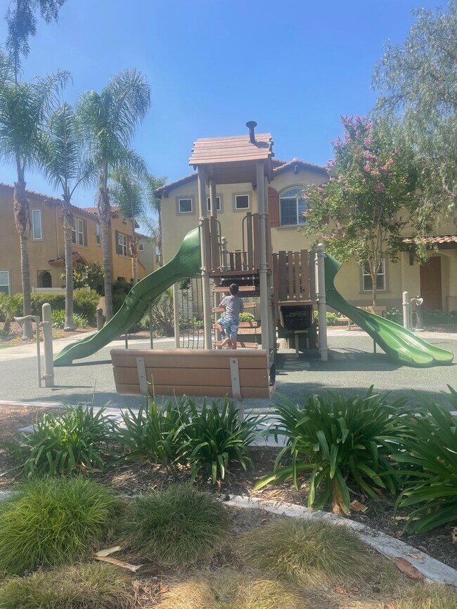 Building Photo - 3 Bedroom 2 1/2 Bath Condo with yard and g...