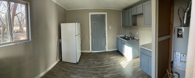 Building Photo - Triplex End Unit for Rent – Plainview Neighborhood, Wichita, KS