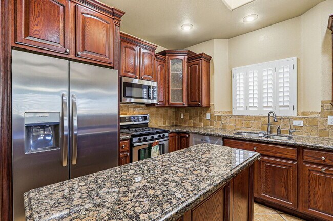 Building Photo - Corner 3 bedroom 3 bath home in Northwest El Paso