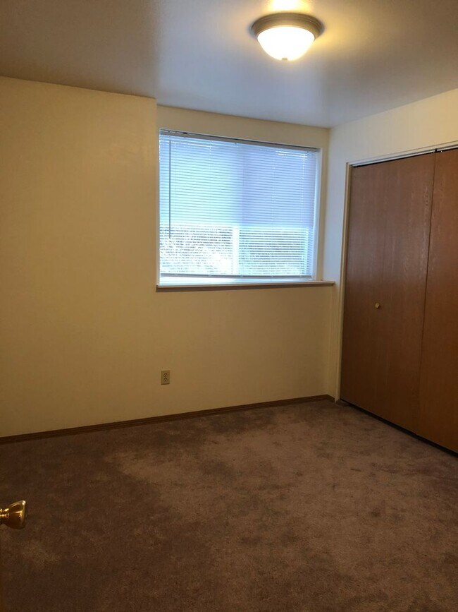 Building Photo - 1557 NW Turner Dr