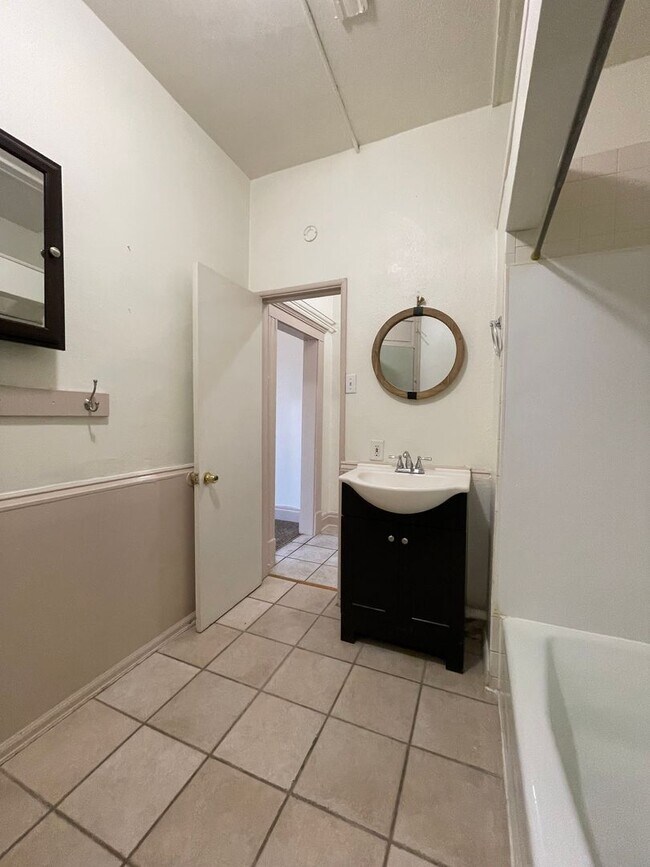 Building Photo - 207 Midway Ave