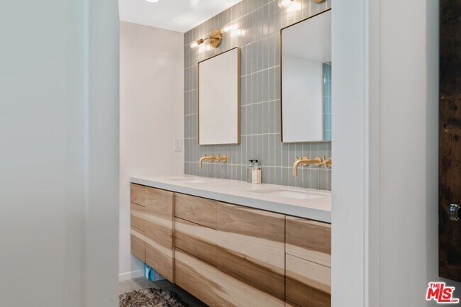 Building Photo - 2820 Nichols Canyon Pl