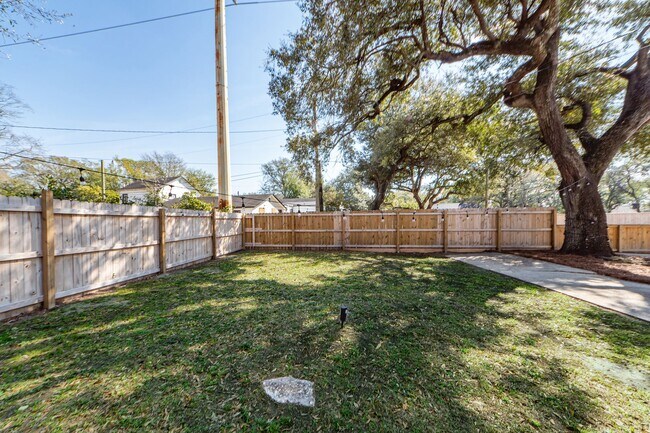 Building Photo - 3 BD 2.5 Bath Charming Home