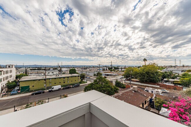 Building Photo - Brand-New Luxury Townhomes in NoHo