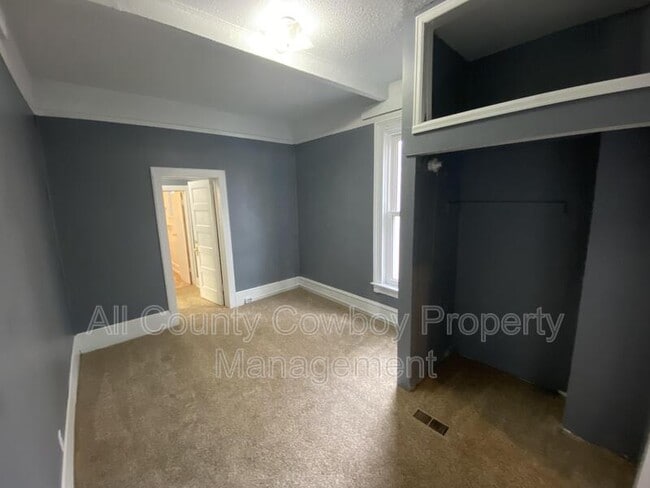 Building Photo - 418 S 6th St