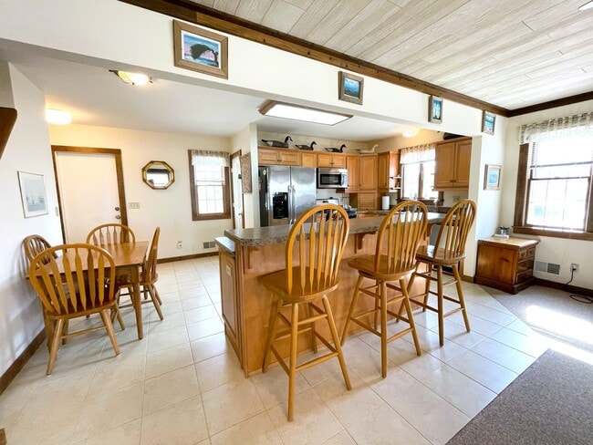 Building Photo - 5 Bed 2 Bath Annual Rental