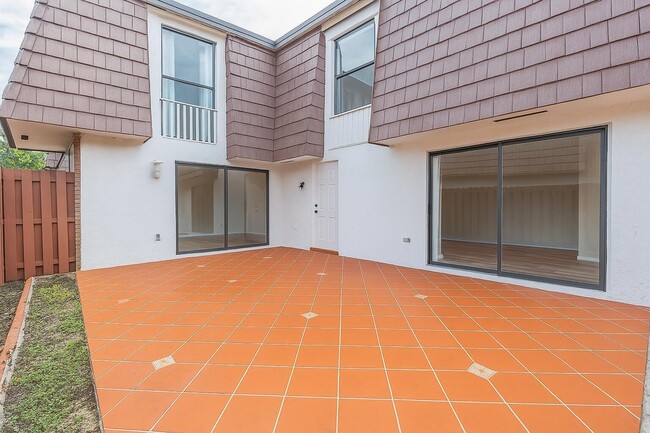 Building Photo - 7575 Courtyard Run W