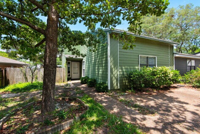 Building Photo - "Charming 2-Bed Townhouse Oasis in Shalimar !"