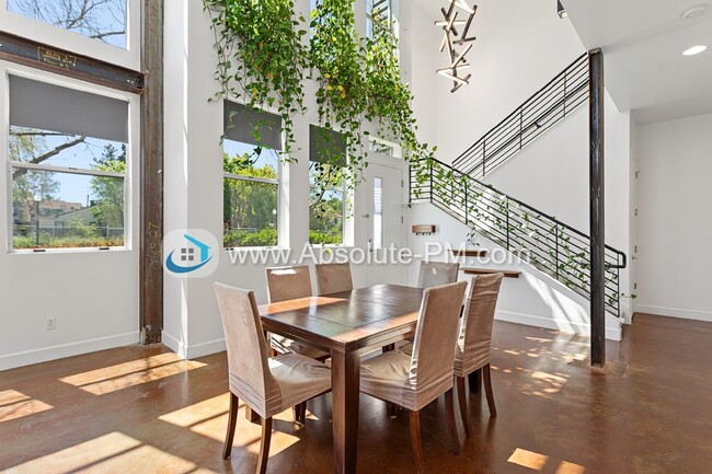 Building Photo - Amazing 2 Bedroom 1.5 Bath Townhome in the...
