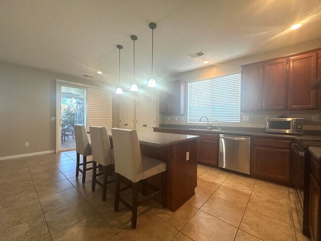 Building Photo - Gorgeous 4 Bedroom with Backyard Oasis wit...