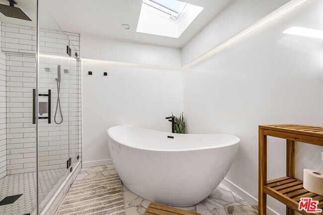 Building Photo - 22428 Victory Blvd