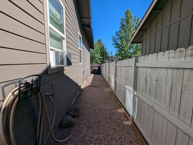 Building Photo - Gorgeous single-level 2x2 with an office\t...