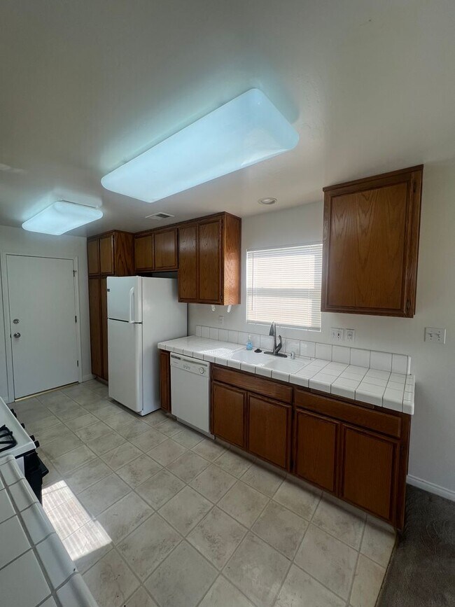 Building Photo - Cute North Bakersfield home!