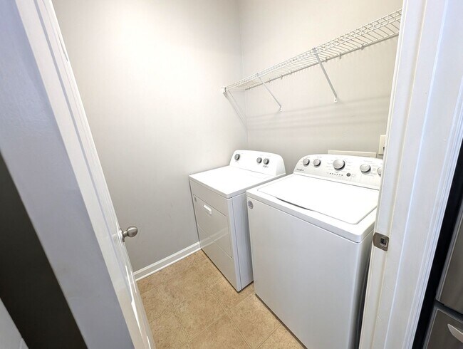 Building Photo - Pristine 4 bed, 2.5 bath Home Located in the Falcon Ridge Community!