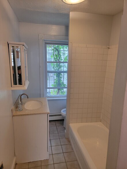 Building Photo - 28 Osborn St