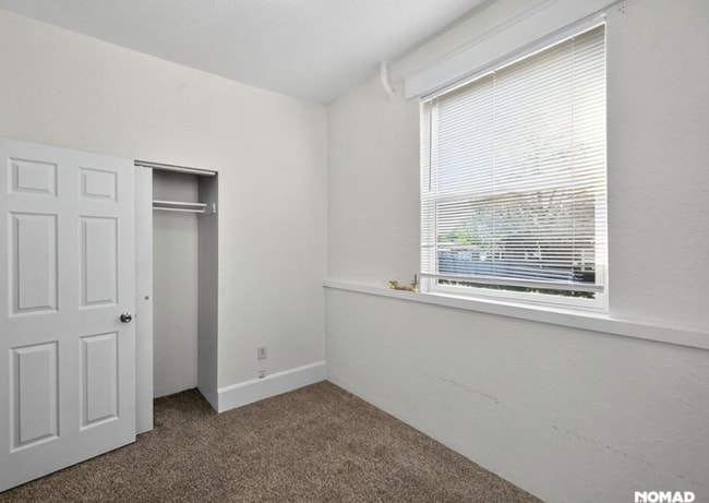 Building Photo - Charming half duplex in Sloane's Lake