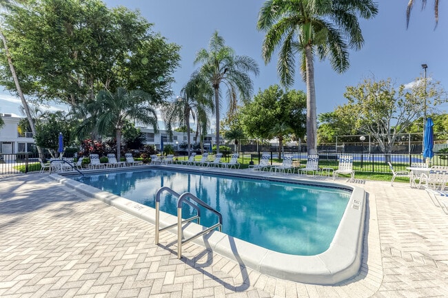 Building Photo - 6299 Bay Club Dr