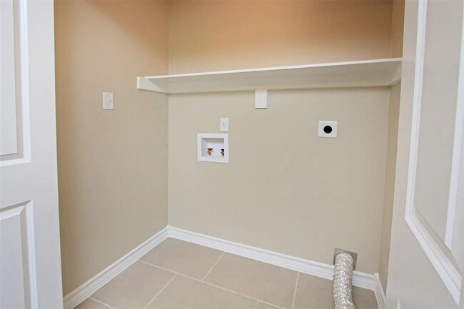 Building Photo - 7917 Elka Lp