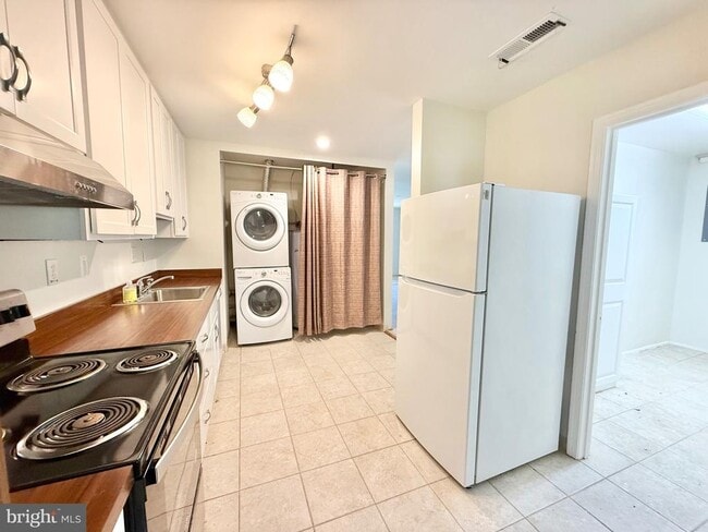 Building Photo - 6219 Yellowstone Dr