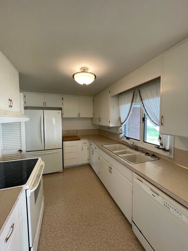 Building Photo - 302 N Crestview Dr