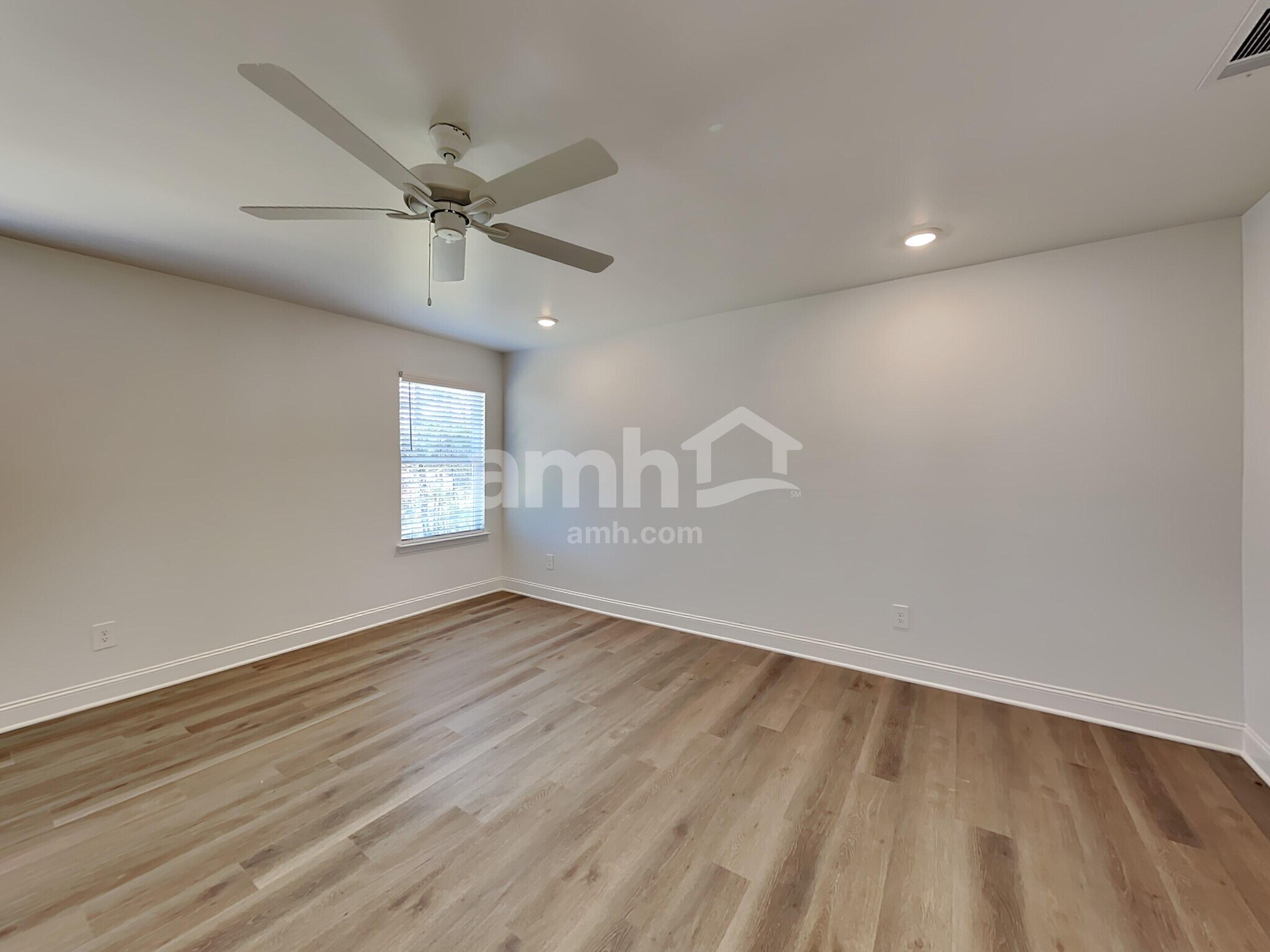 Building Photo - 305 Golucke Way