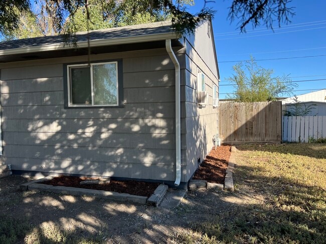 Building Photo - 335 Valley Dr