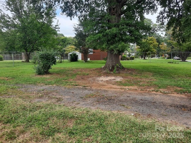 Building Photo - 2424 Statesville Ave