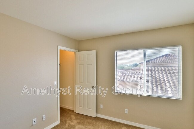 Building Photo - 11706 W Sunnyside Dr