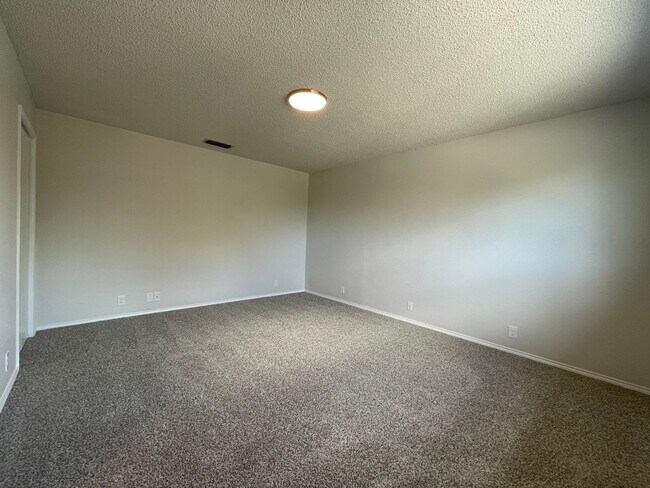 Building Photo - AVAILABLE NOW - 2 Bedroom 1 Bath Two Story...