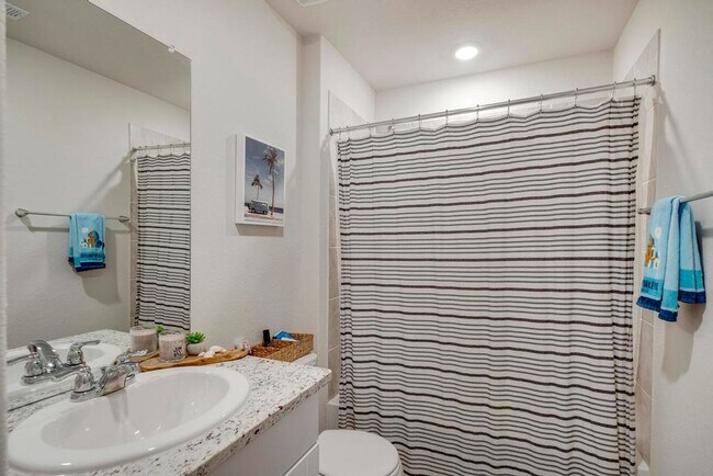 Building Photo - APPLEWOOD UNIT 1