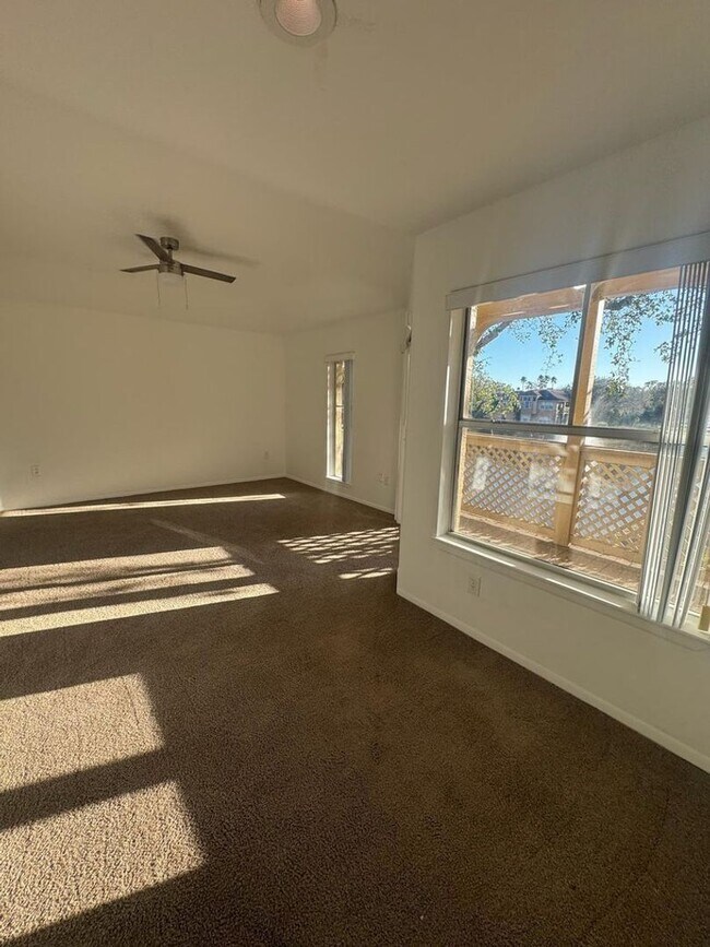 Building Photo - 1/1 Spacious Condo in Gated Community
