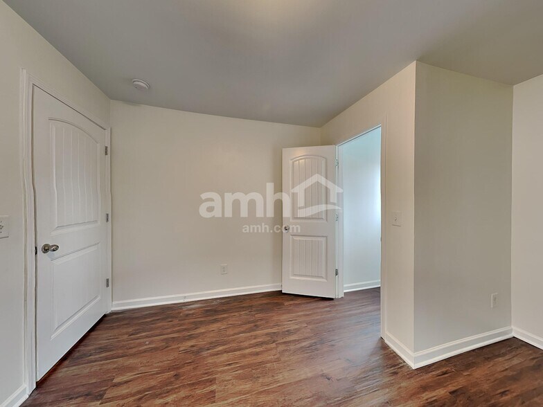 Building Photo - 4123 Oakstone Dr