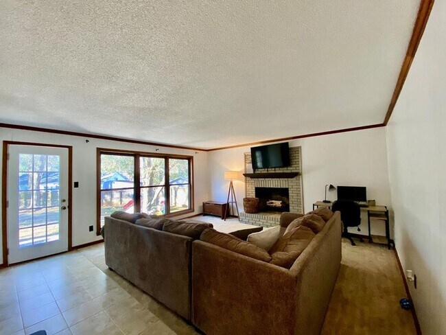Building Photo - 2112 Westfield Dr