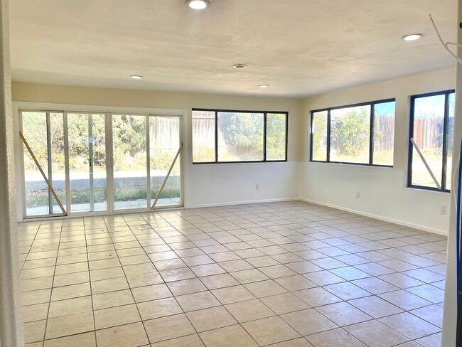 Building Photo - Spacious Five Bedroom Home in North Rialto...