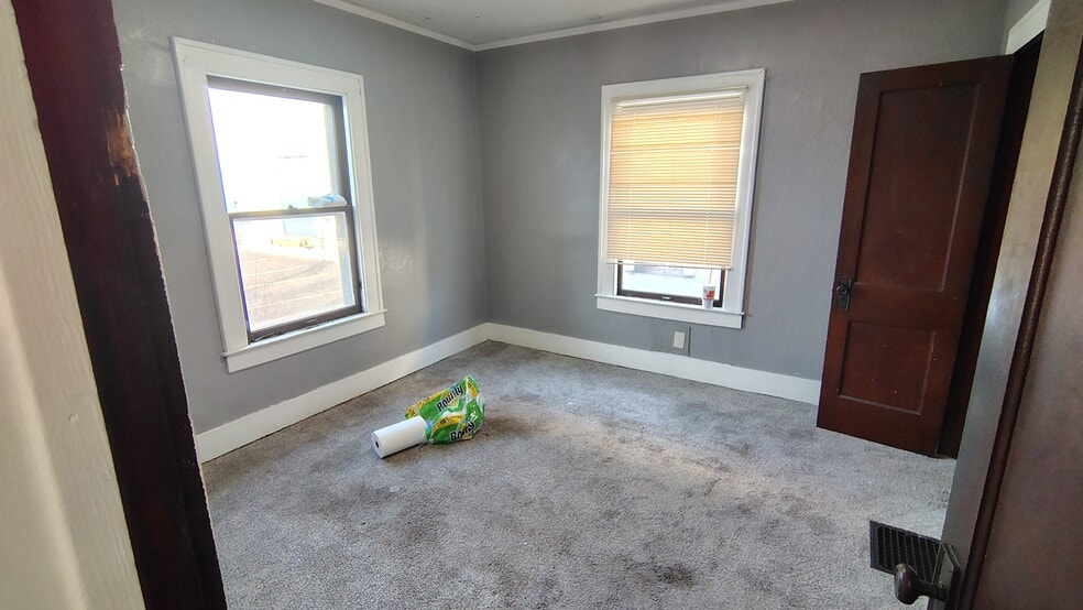 Building Photo - 320 W Elm St