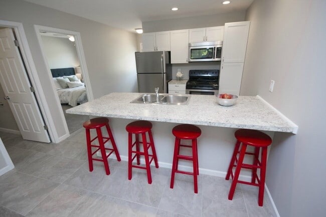 Building Photo - Updated 2 bedroom Duplex $1100/Month