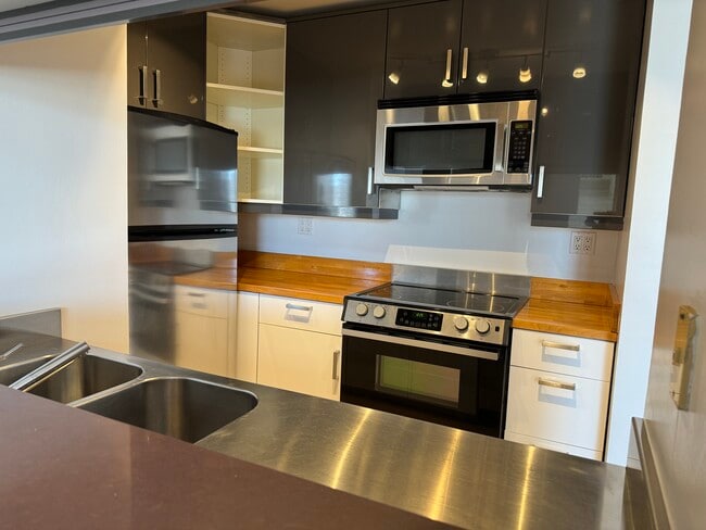 Building Photo - 1440 Veteran Ave