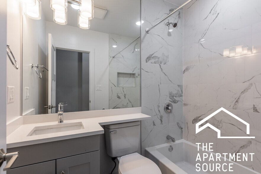 Building Photo - 454 W Belden Ave