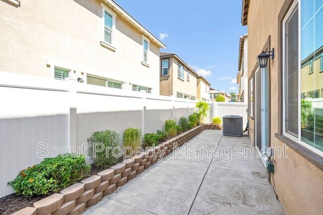 Building Photo - 40383 Birchfield Dr